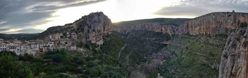 Chulilla se alza sobre un paisaje de indudable belleza, descolgándose por la ladera de un peñón a los pies del castillo en una de las hoces del río Turia
