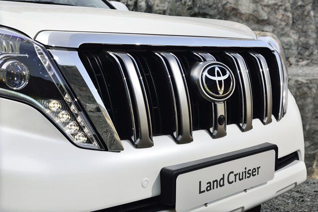 La imagen renovada del Land Cruiser ofrece un nuevo desarrollo de la clásica parrilla del Land Cruiser y una estructura vertical de dos pasos que acentúa la apariencia robusta del nuevo Toyota.